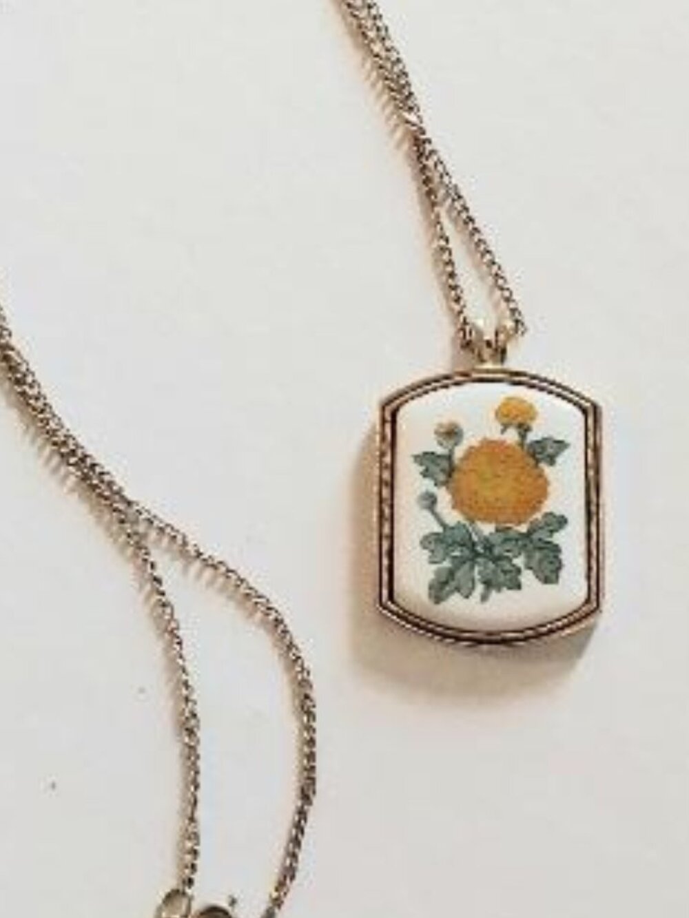 Vintage 1980 Avon Heritage November Birth Month Pendant Necklace - Picture 4 of 6